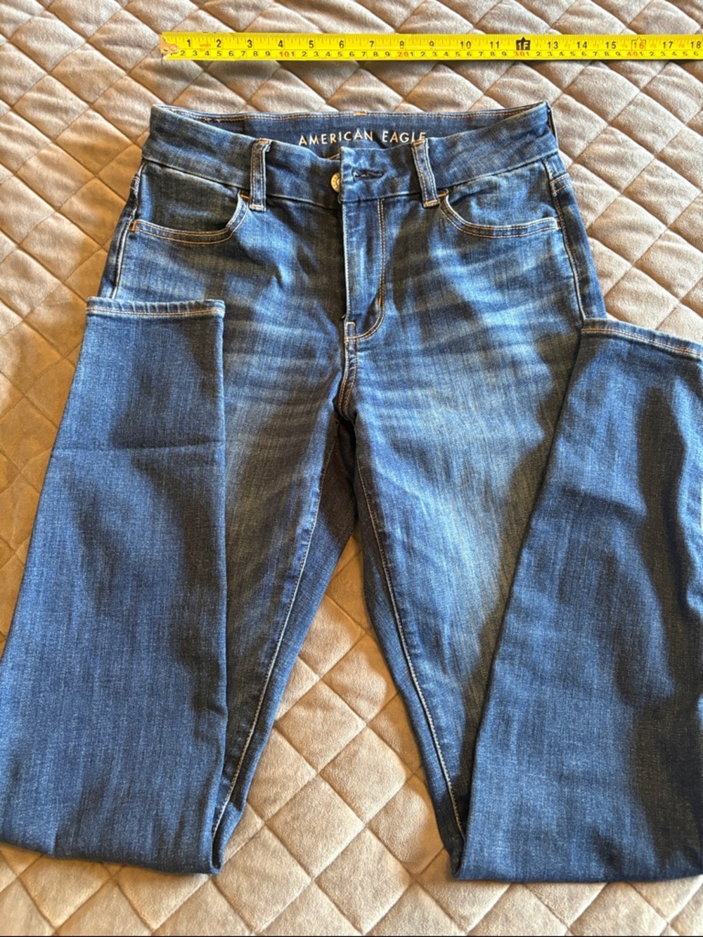 American Eagle Outfitters Women’s curvy jegging in Medium Blue Wash. 2 long